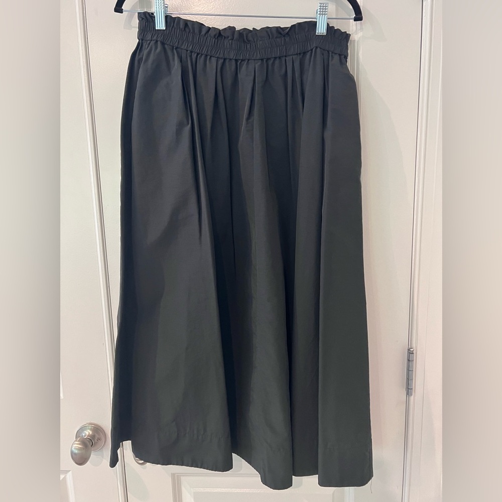 H&M Black Elastic Waist Full Skirt. Midi. Size Medium. Excellent Condition!